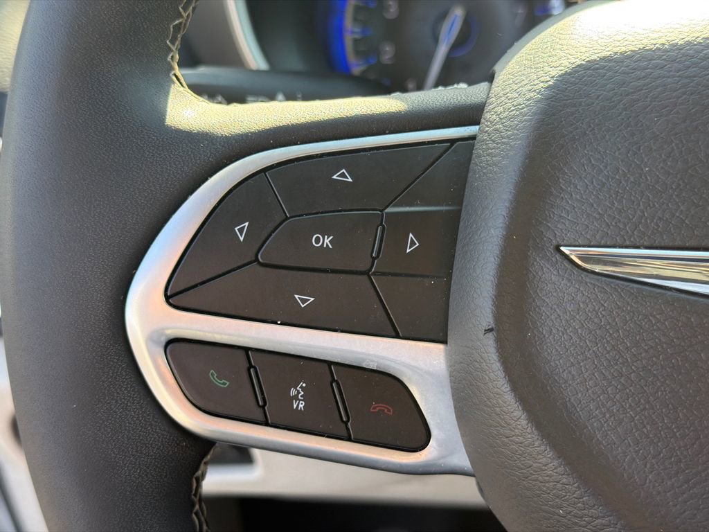 Used 2024 Chrysler Pacifica Touring-L FWD image 23