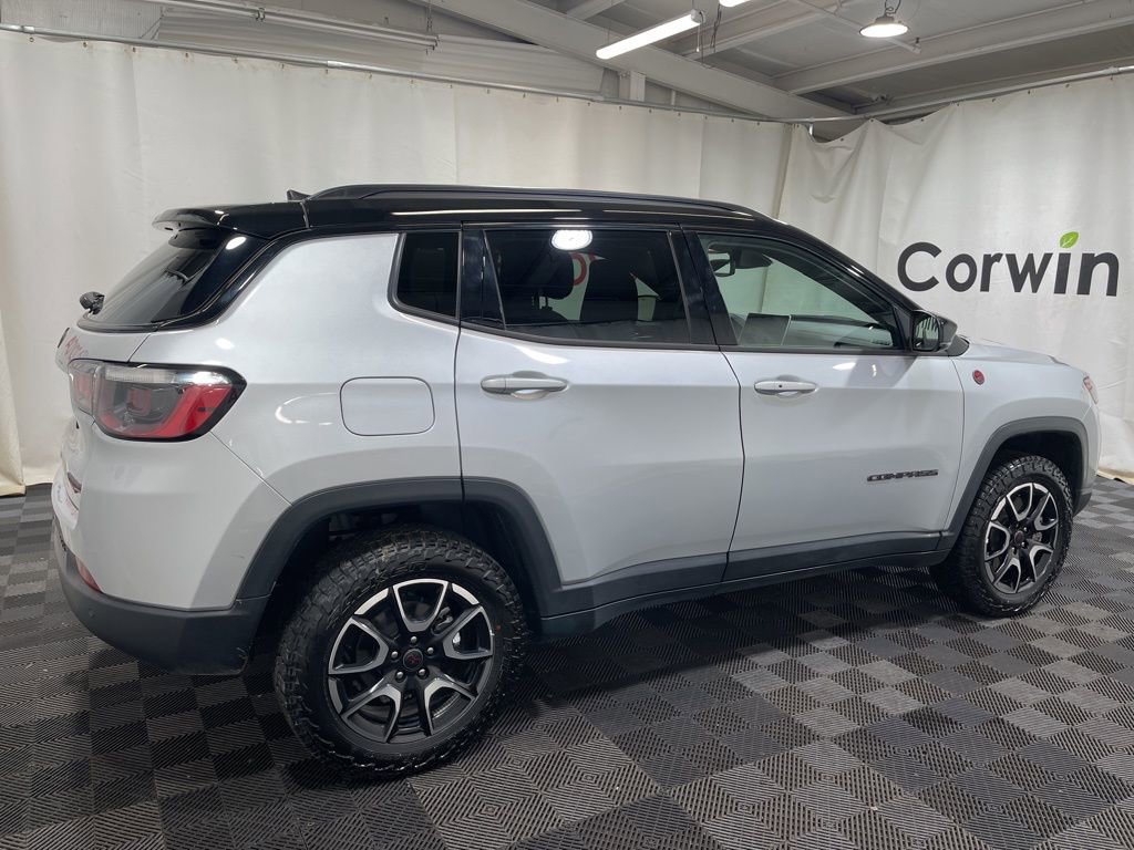 Used 2025 Jeep Compass Trailhawk image 7