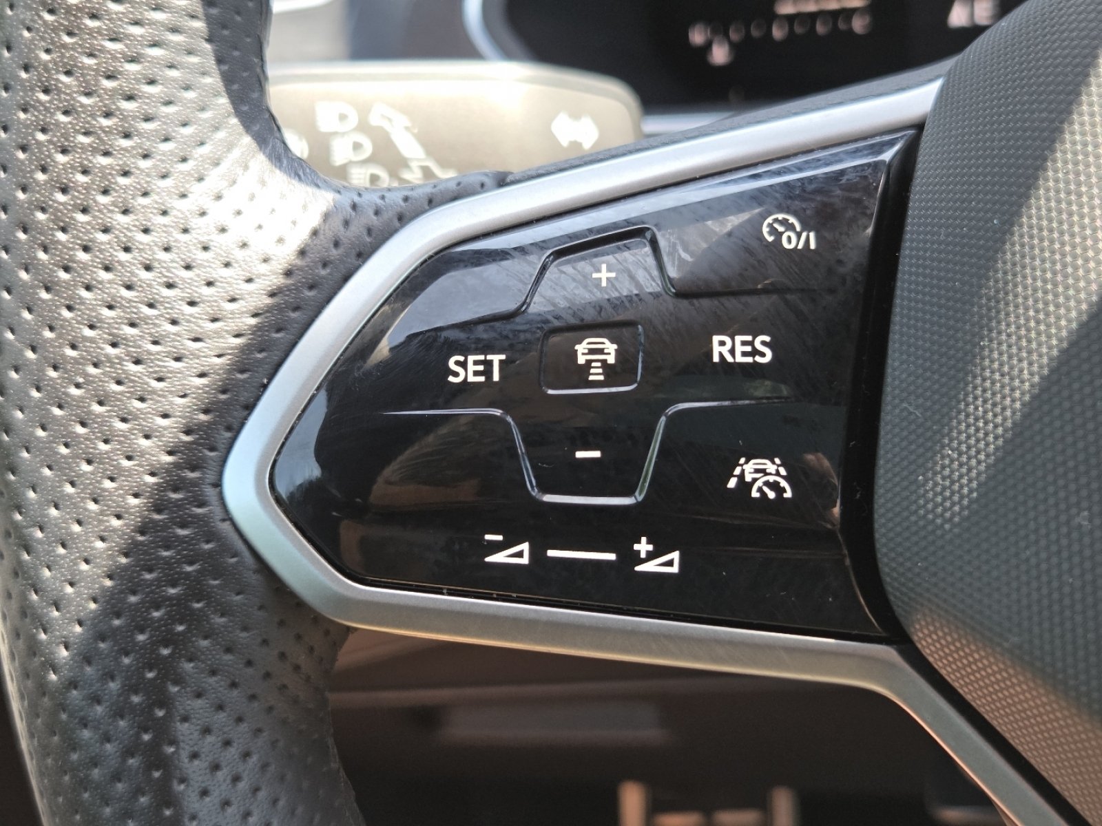 Used 2022 Volkswagen Tiguan SE R-Line AWD/4WD image 14