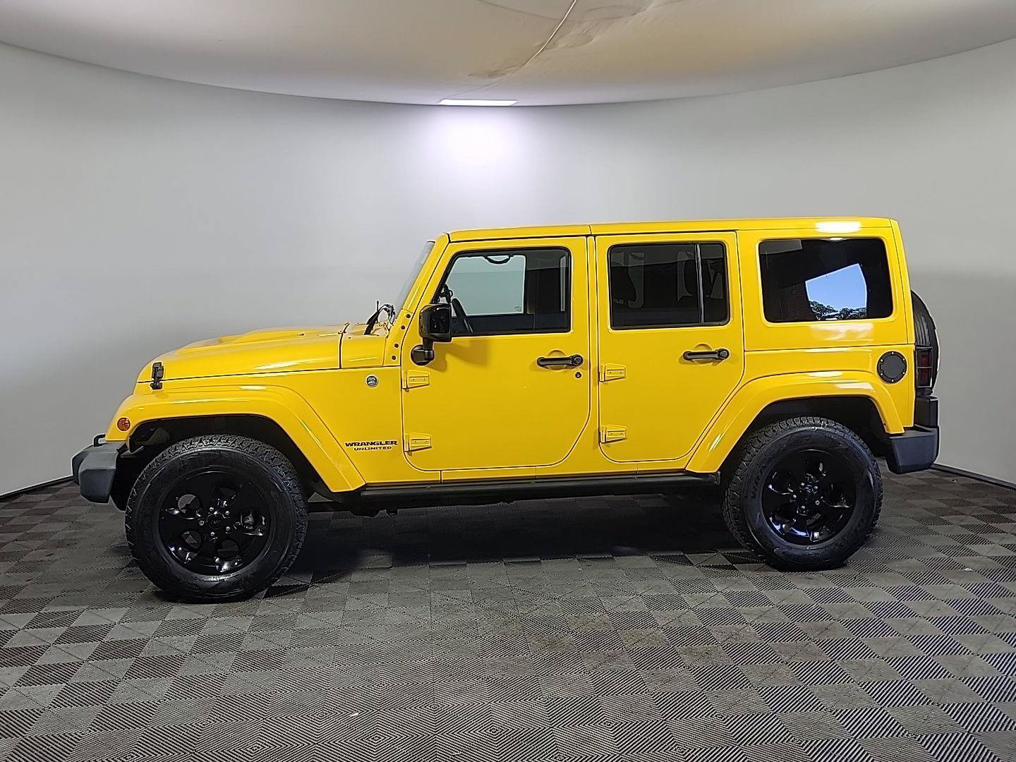 Used 2015 Jeep Wrangler Unlimited Sahara AWD/4WD image 9