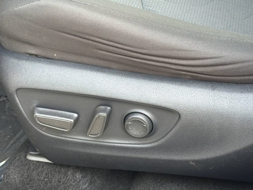 Used 2025 Toyota RAV4 XLE AWD/4WD image 21