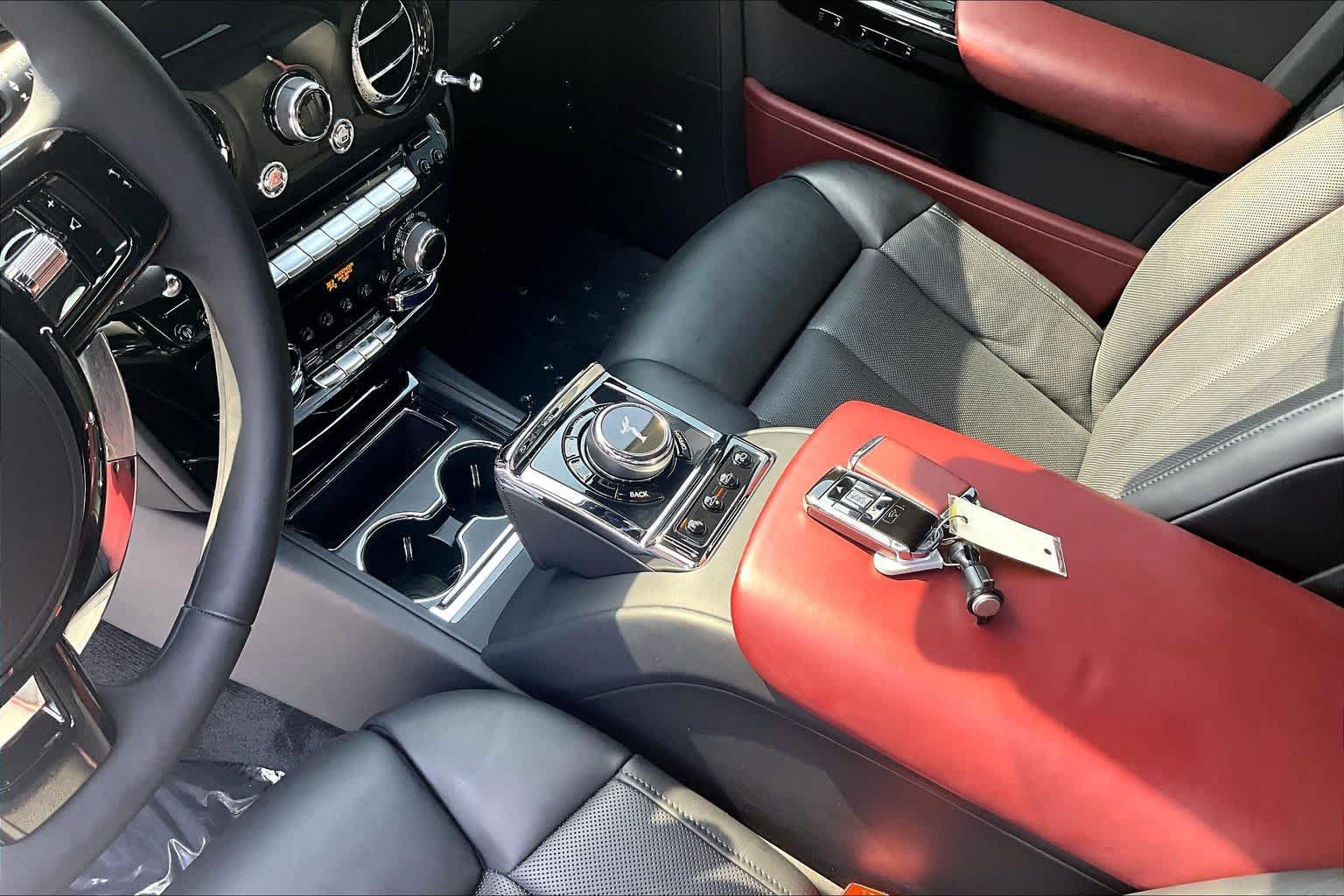 Used 2024 Rolls-Royce Phantom Sedan RWD image 17