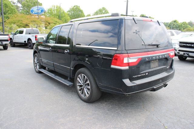 Used 2016 Lincoln Navigator L Select RWD image 10