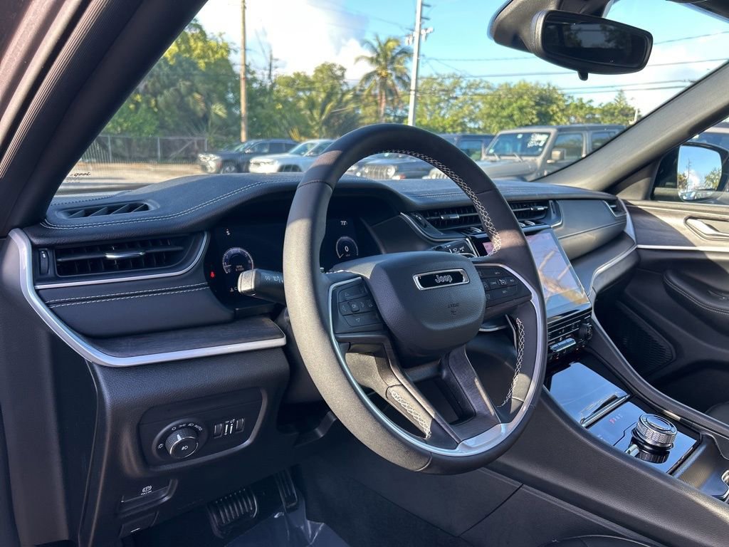 Used 2024 Jeep Grand Cherokee Limited image 10