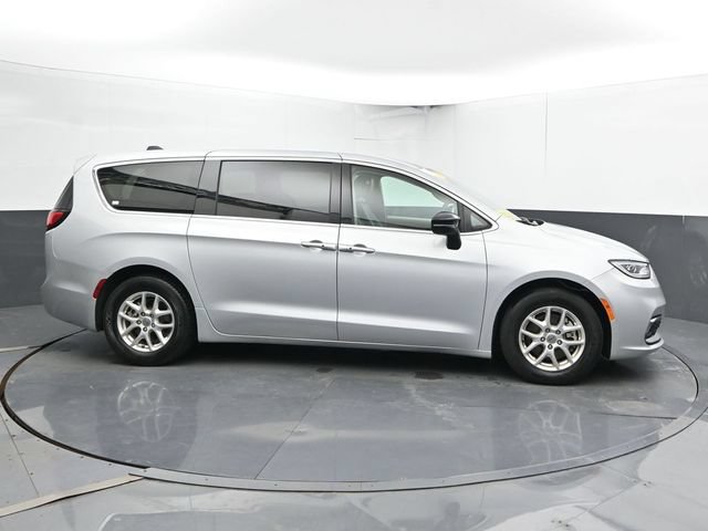 Used 2024 Chrysler Pacifica Touring-L FWD image 4