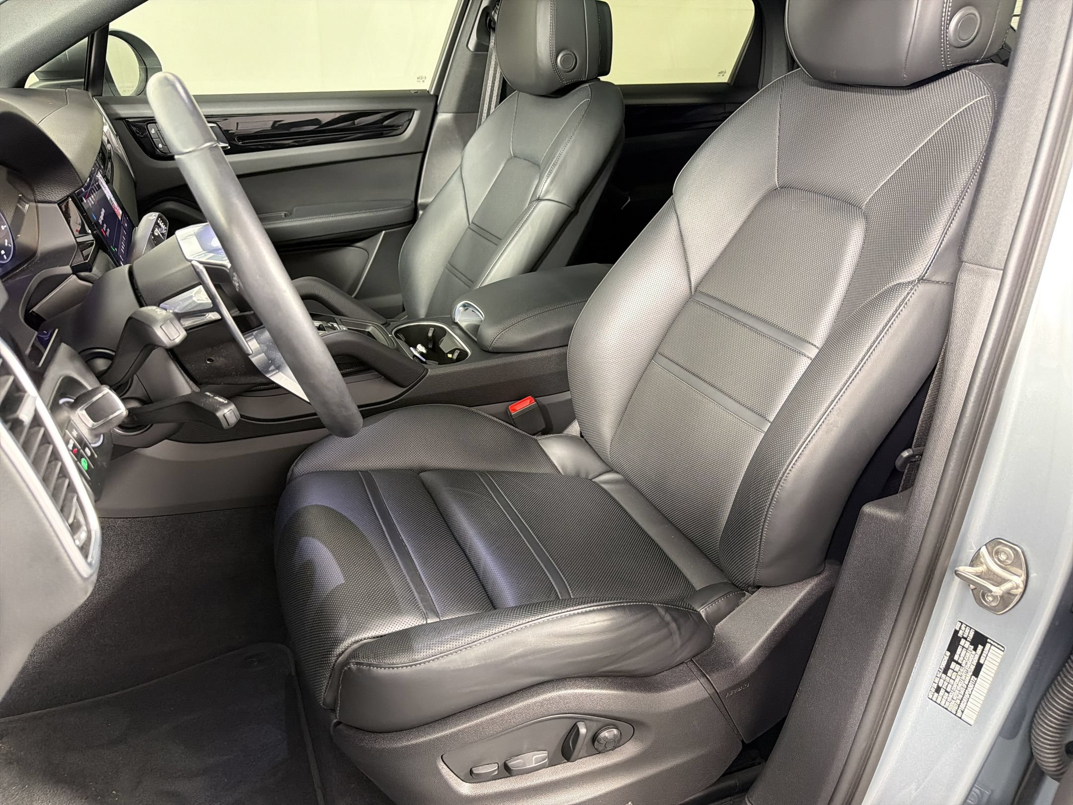 Certified 2023 Porsche Cayenne Coupe AWD/4WD image 5