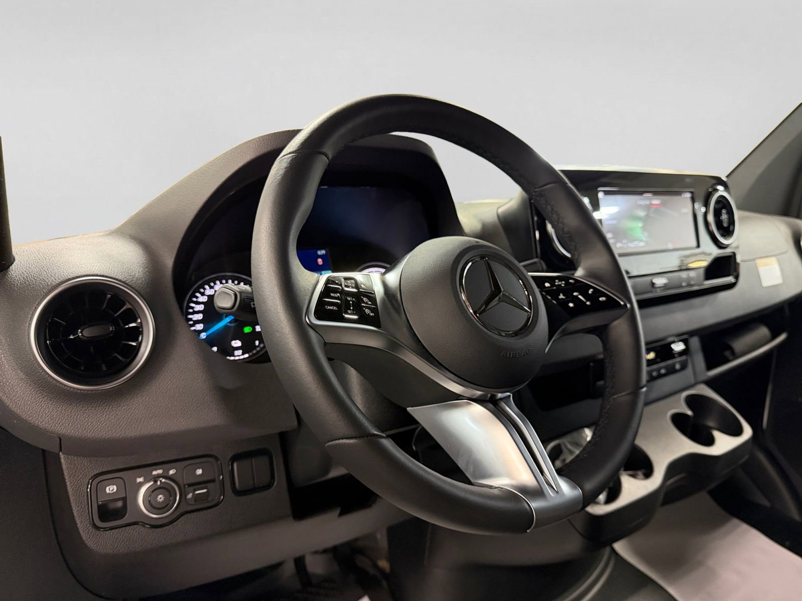 Used 2024 Mercedes-Benz eSprinter 170 Cargo image 36