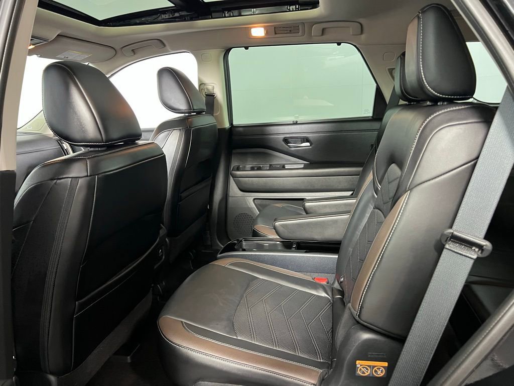 Used 2024 Nissan Pathfinder Platinum image 28