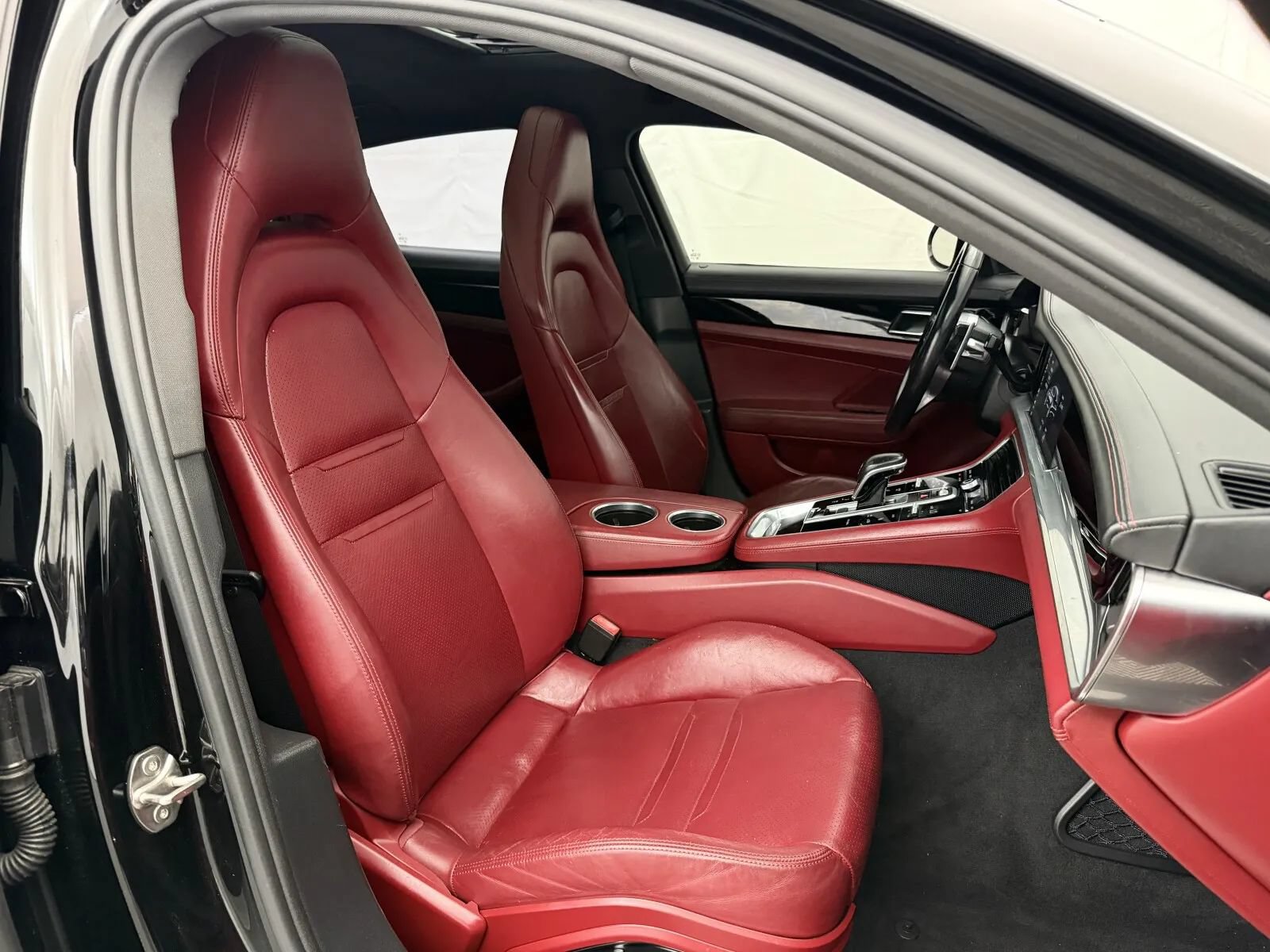 Used 2018 Porsche Panamera RWD image 36