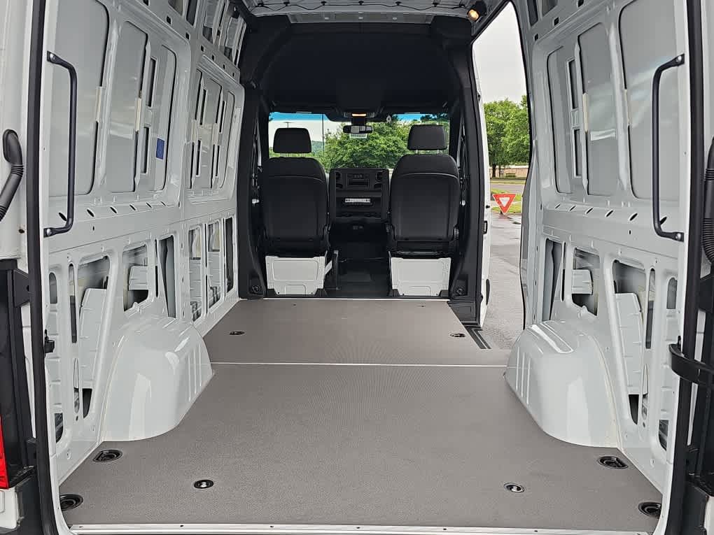 Used 2025 Mercedes-Benz Sprinter 2500 image 7