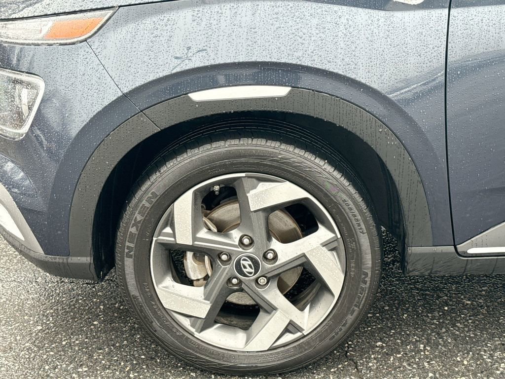 Used 2024 Hyundai Venue Limited image 18