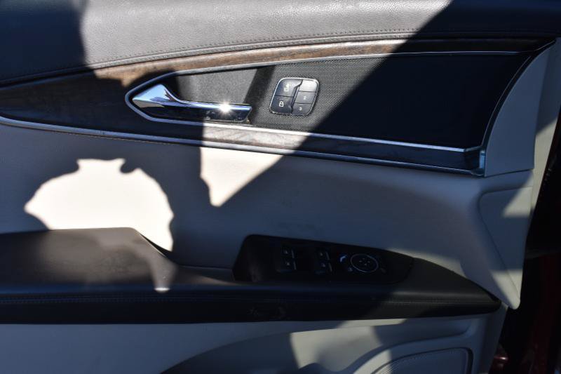 Used 2017 Lincoln MKX Reserve w/ Cargo Accessories Package FWD image 23