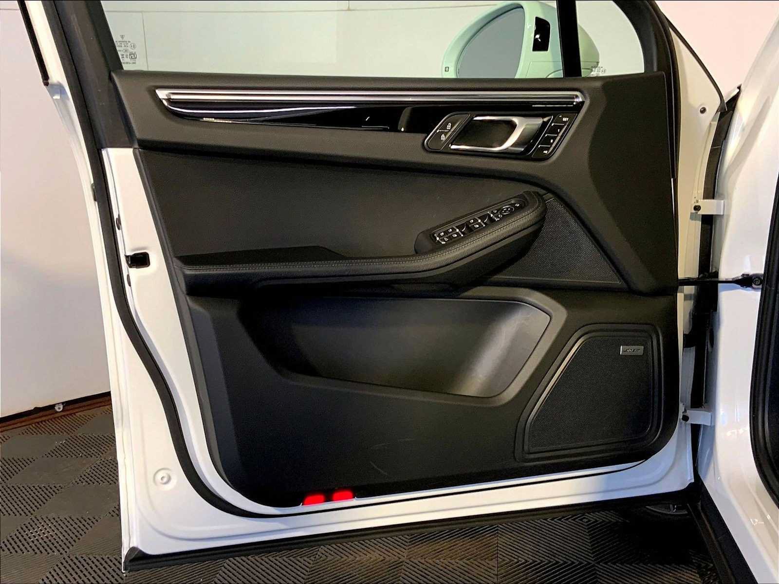 Certified 2024 Porsche Macan AWD/4WD image 25