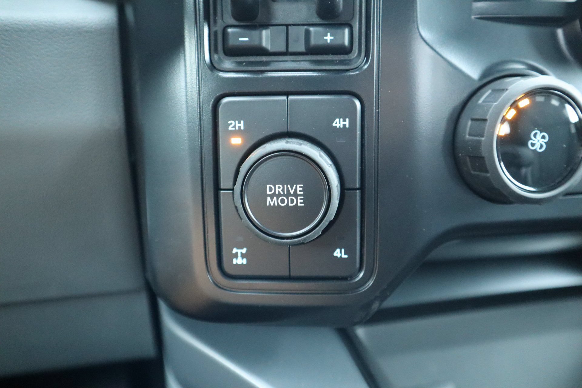 New 2026 Ford F250 XLT w/ XLT Premium Package AWD/4WD image 9