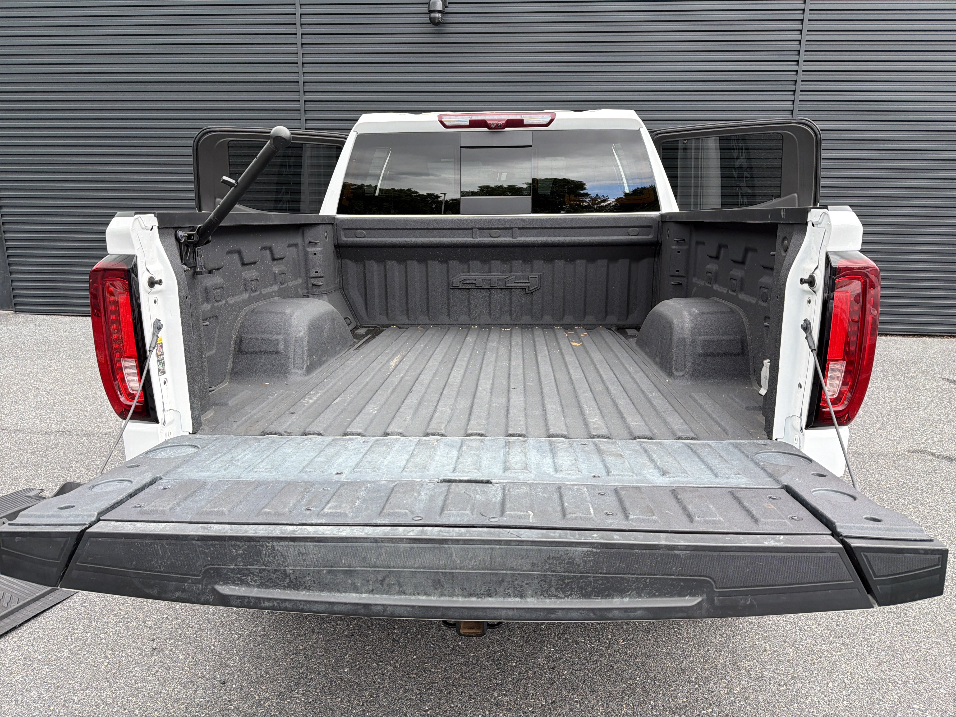 Used 2024 GMC Sierra 1500 AT4 w/ Technology Package AWD/4WD image 28