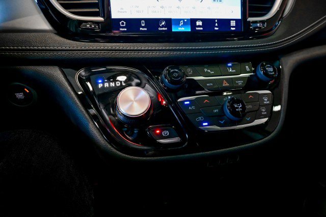 Used 2021 Chrysler Pacifica Touring-L w/ S Appearance Package image 31