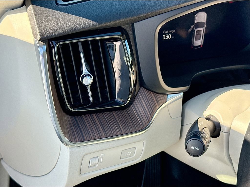 Used 2022 Volvo XC60 B5 Momentum AWD/4WD image 11