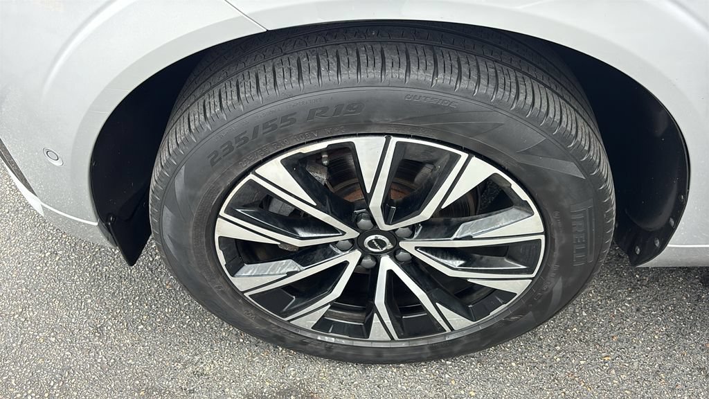 Certified 2024 Volvo XC60 B5 Plus w/ Climate Package AWD/4WD image 32