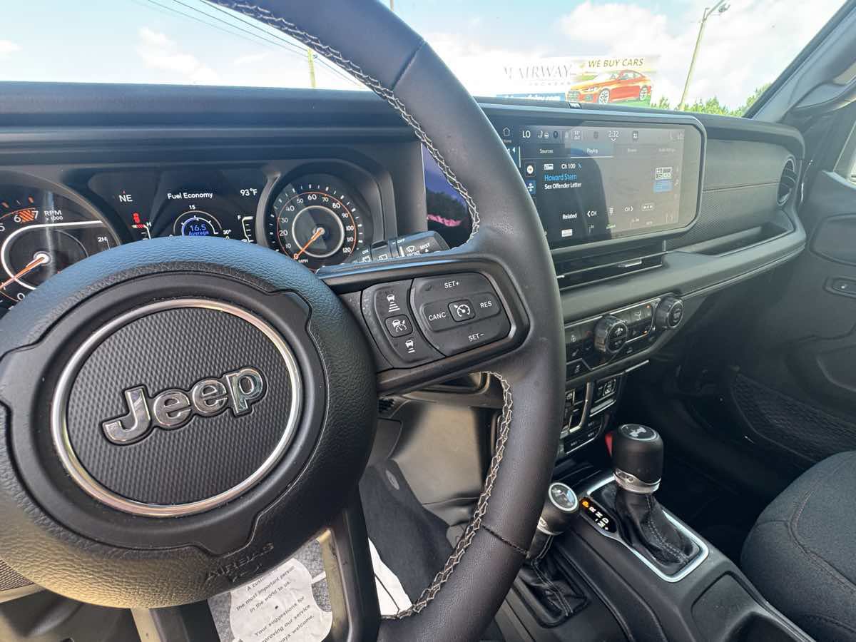 Used 2025 Jeep Wrangler Unlimited Rubicon w/ Convenience Group AWD/4WD image 16