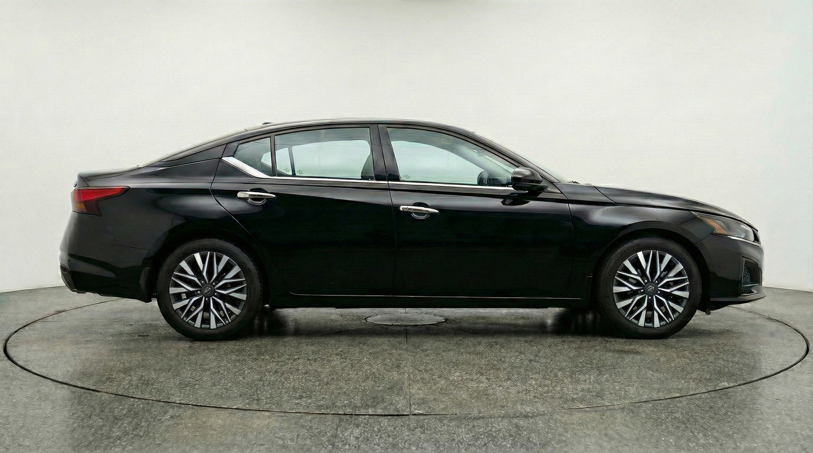 Used 2025 Nissan Altima 2.5 SV image 11