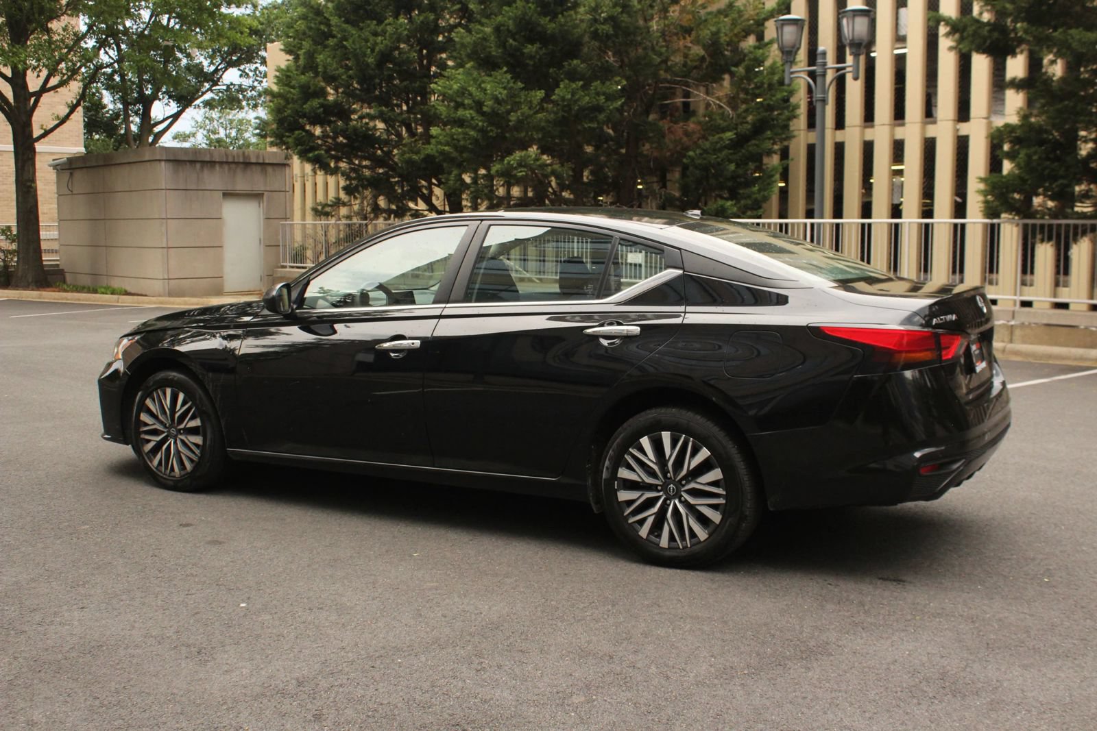 Used 2024 Nissan Altima 2.5 SV AWD/4WD image 9