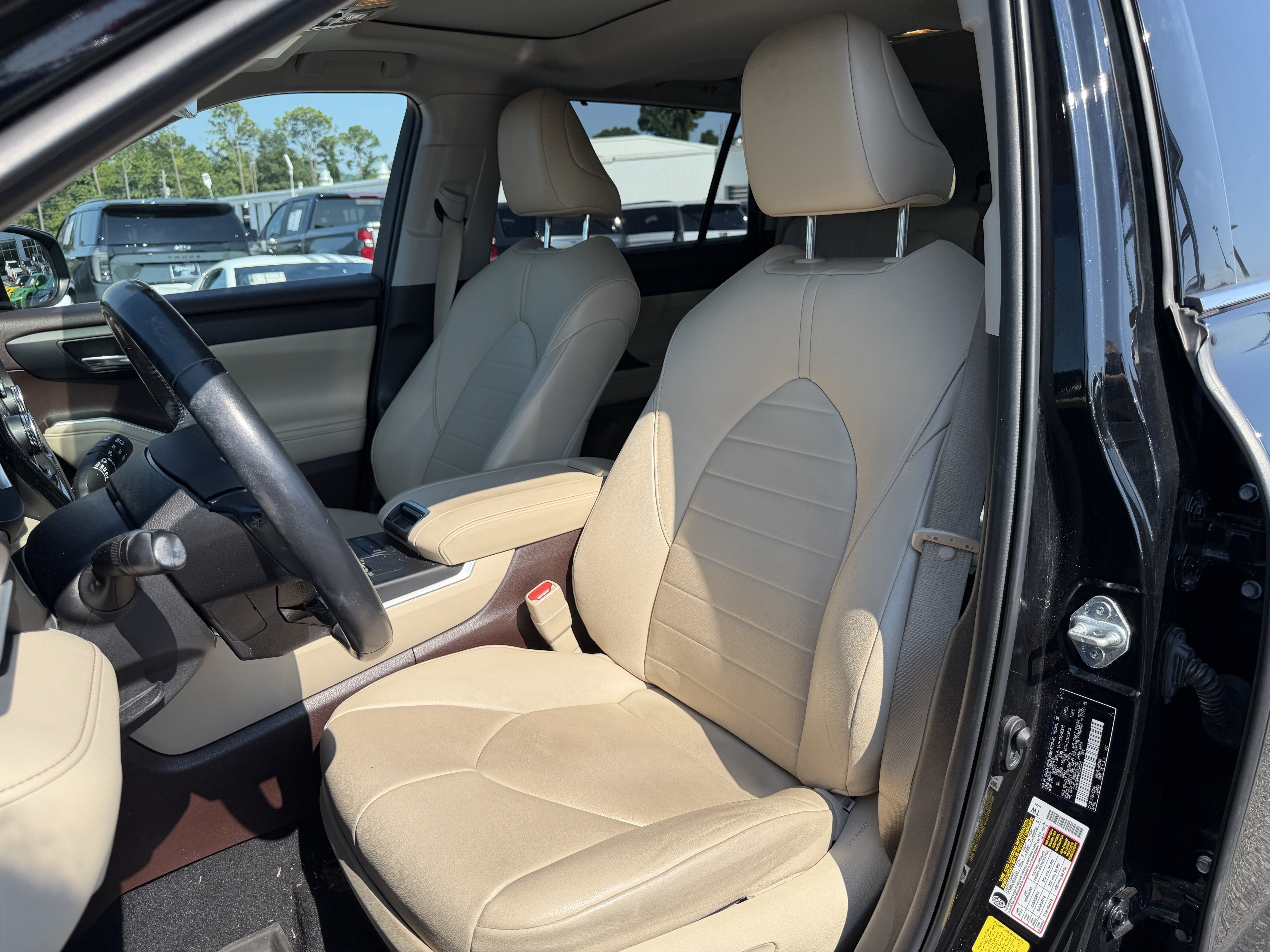 Used 2021 Toyota Highlander XLE FWD image 5