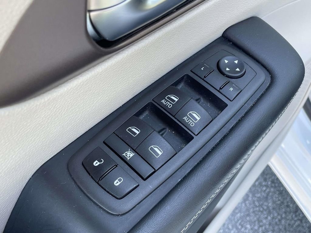 Used 2024 Chrysler Voyager LX image 6