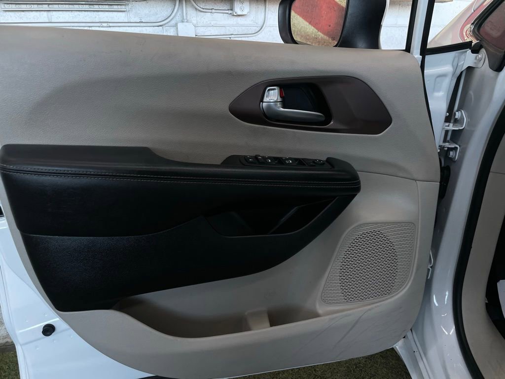 Used 2022 Chrysler Voyager LX image 19