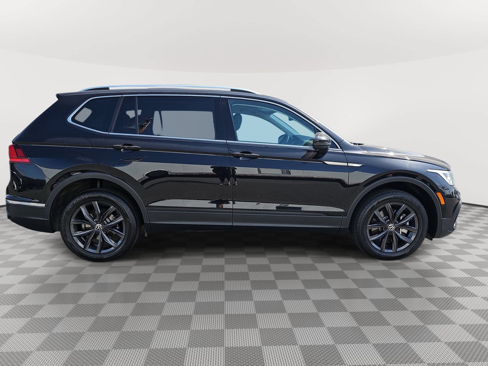 Certified 2024 Volkswagen Tiguan SE FWD image 4