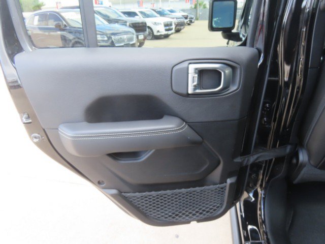 Used 2022 Jeep Wrangler Unlimited Sahara w/ Cold Weather Group AWD/4WD image 17