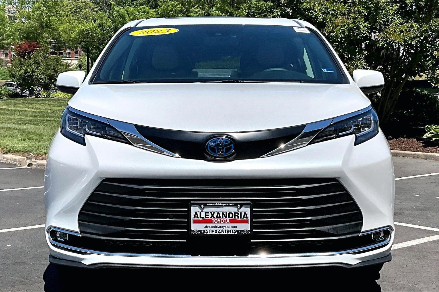 Used 2023 Toyota Sienna XLE FWD image 3