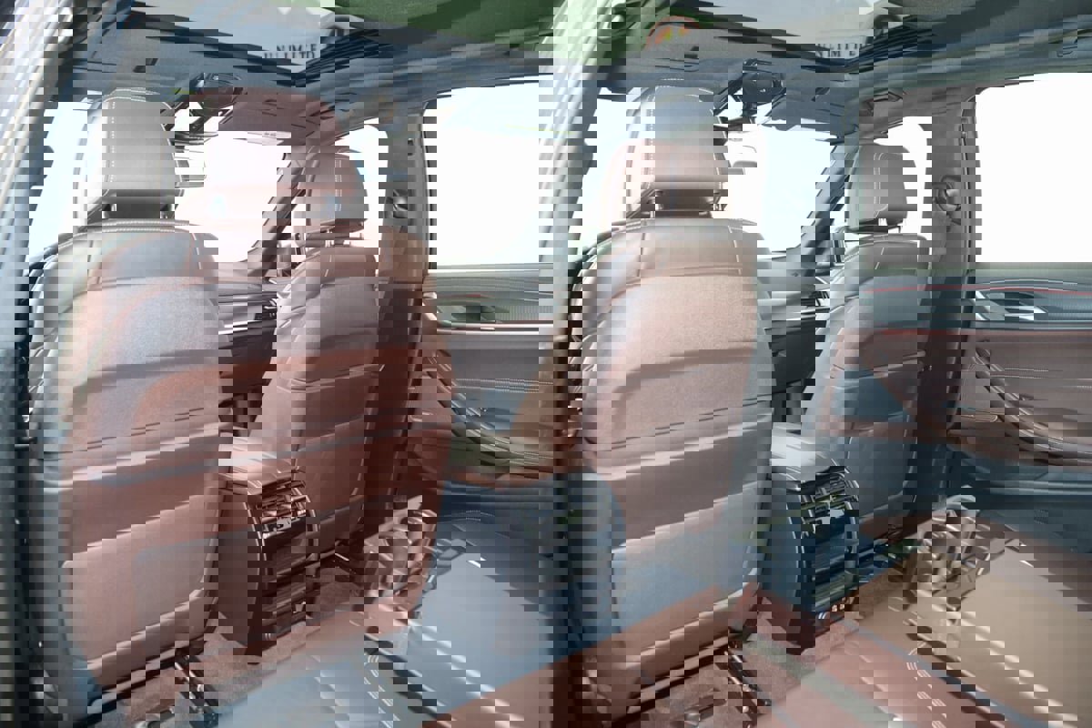 Used 2023 BMW M550i xDrive image 61