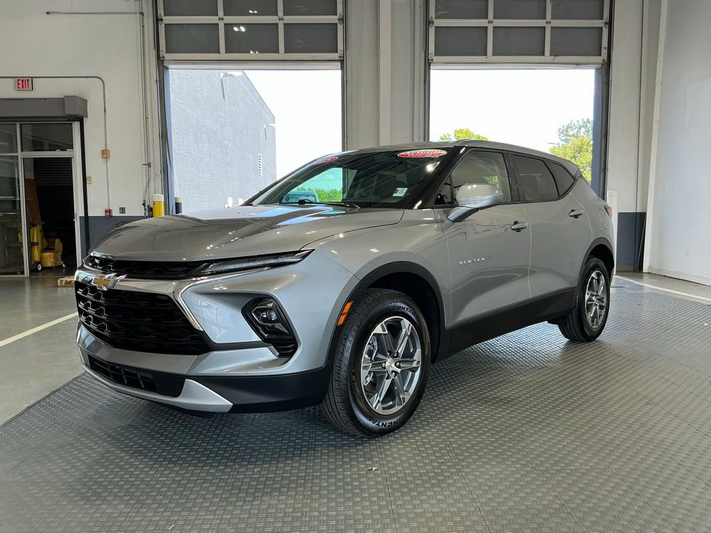 Used 2025 Chevrolet Blazer LT FWD image 2