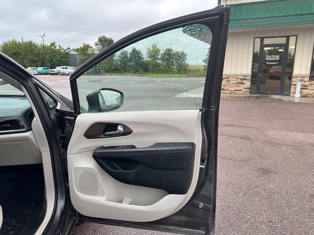 Used 2018 Chrysler Pacifica Touring-L Plus FWD image 29