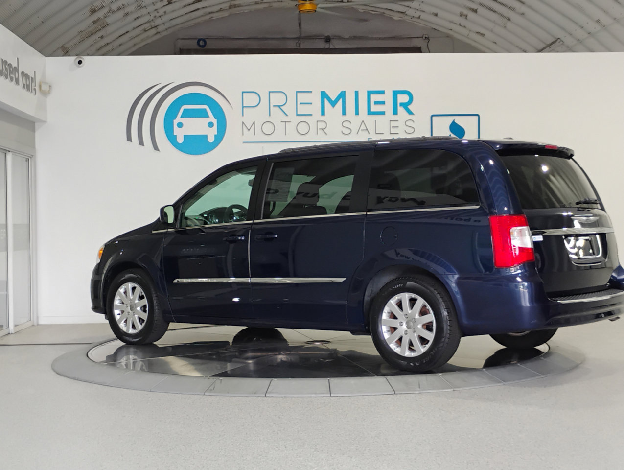 Used 2016 Chrysler Town & Country Touring image 3