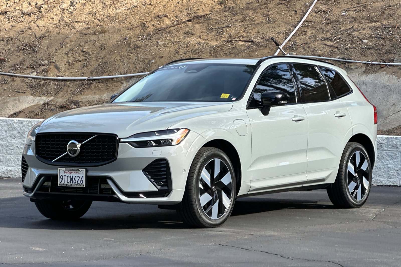 Certified 2025 Volvo XC60 T8 Plus w/ Protection Package Premier AWD/4WD image 9
