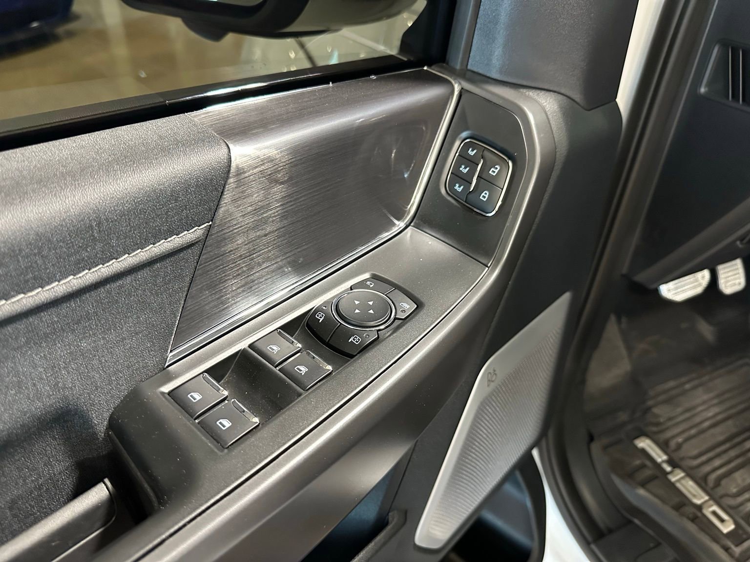 Used 2025 Ford F150 Lariat w/ Equipment Group 502A High image 14