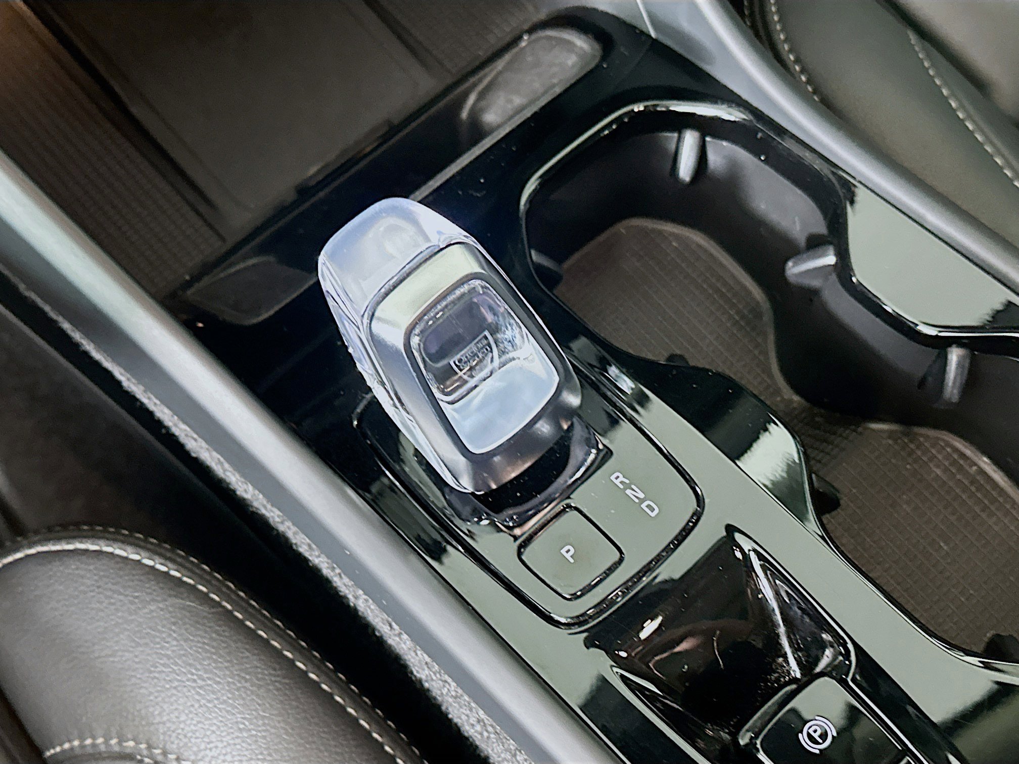 Used 2025 Volvo XC40 B5 Plus image 24