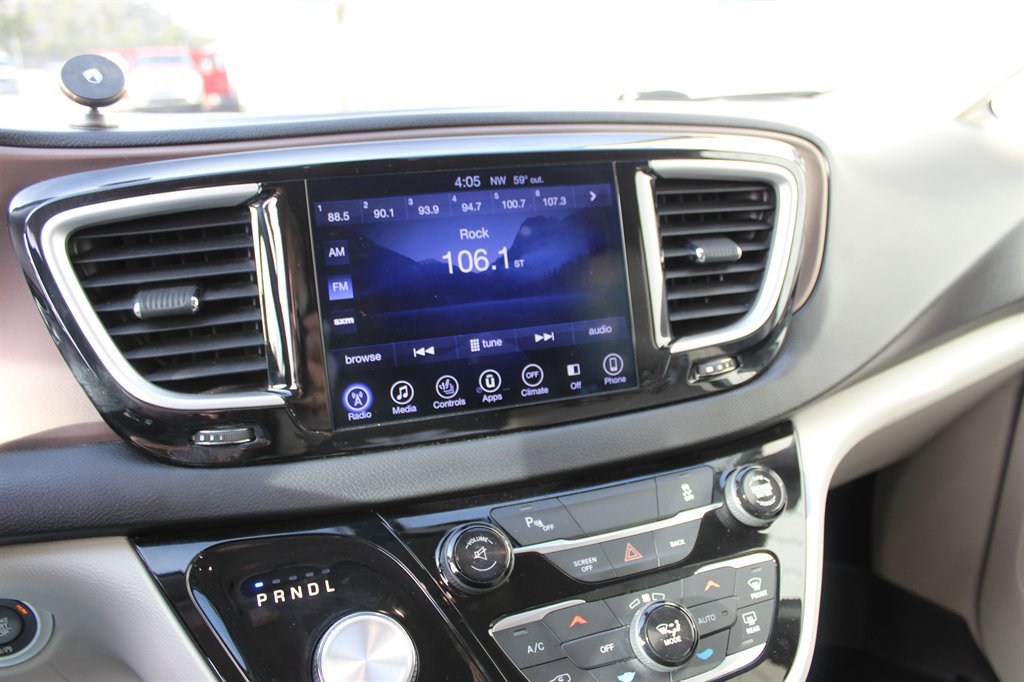 Used 2017 Chrysler Pacifica Touring-L FWD image 9