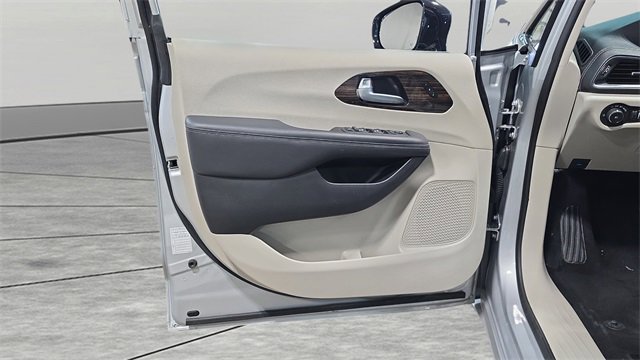 Used 2024 Chrysler Pacifica Limited image 26