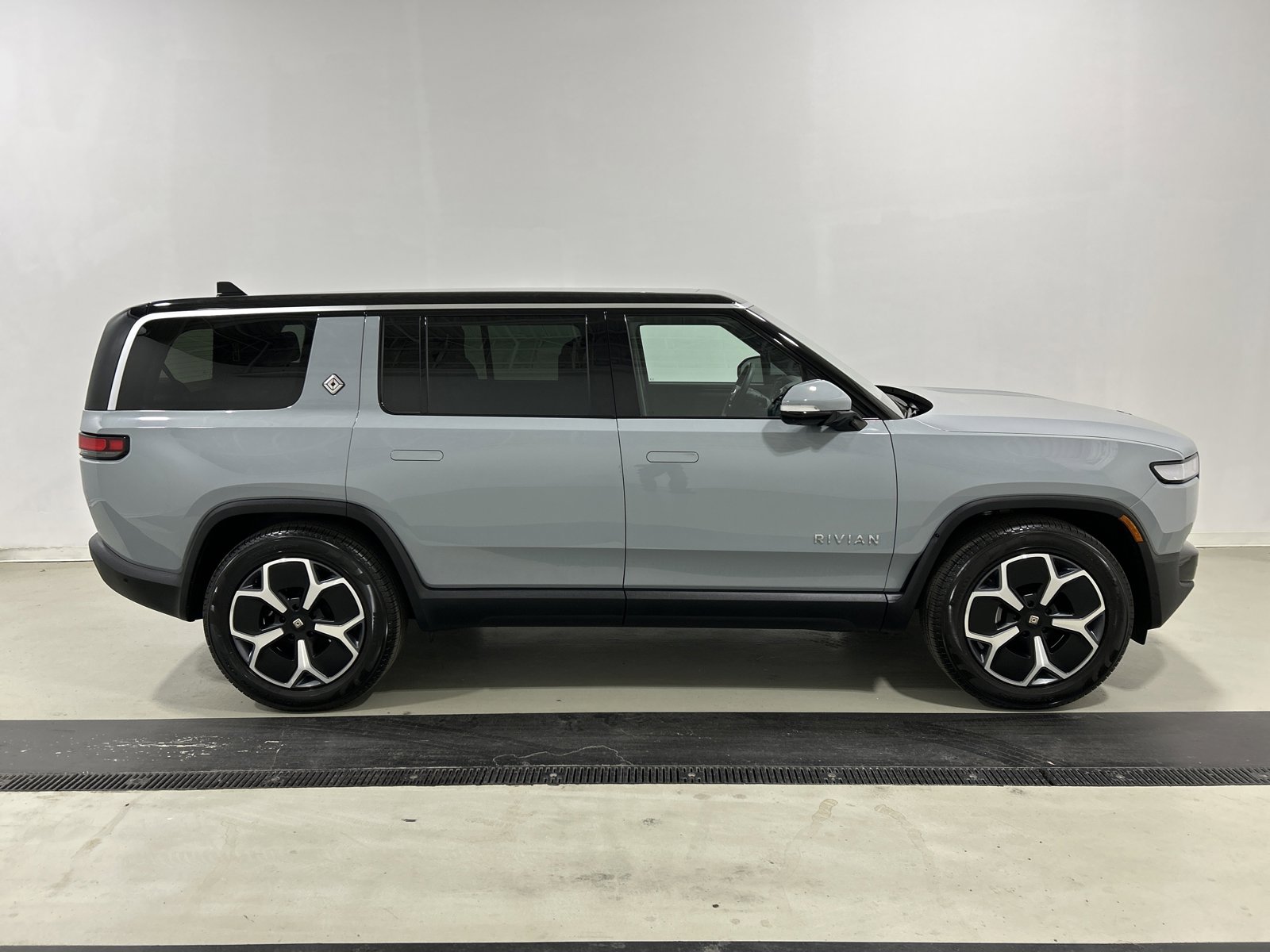 Used 2024 Rivian R1S Adventure image 6