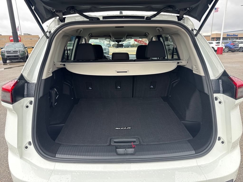 Used 2025 Nissan Rogue S image 6