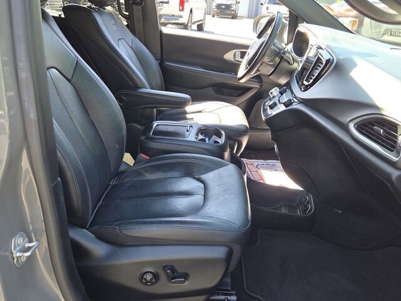 Used 2020 Chrysler Pacifica Touring-L Plus FWD image 18