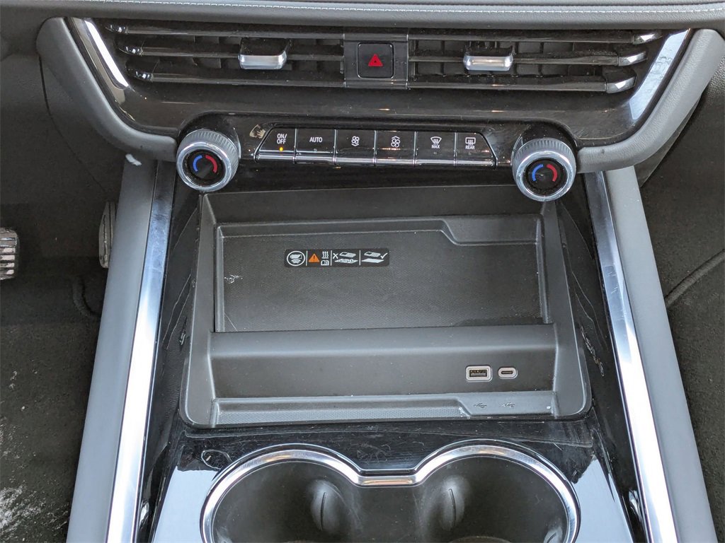 Used 2025 Chevrolet Suburban Z71 image 27