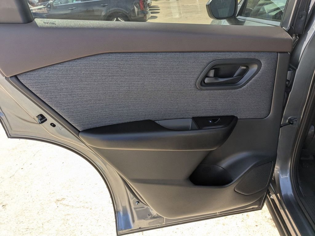 Used 2023 Nissan Rogue S image 24