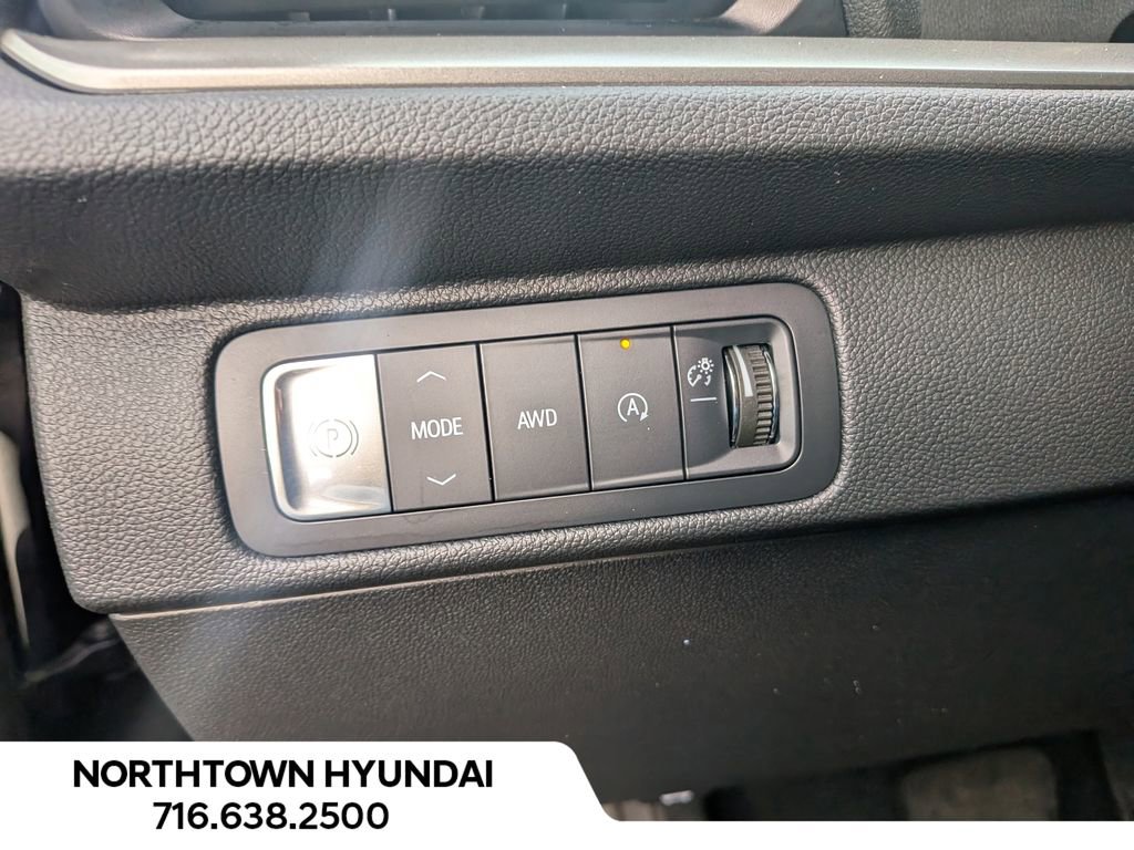 Used 2025 Chevrolet Traverse LT image 32
