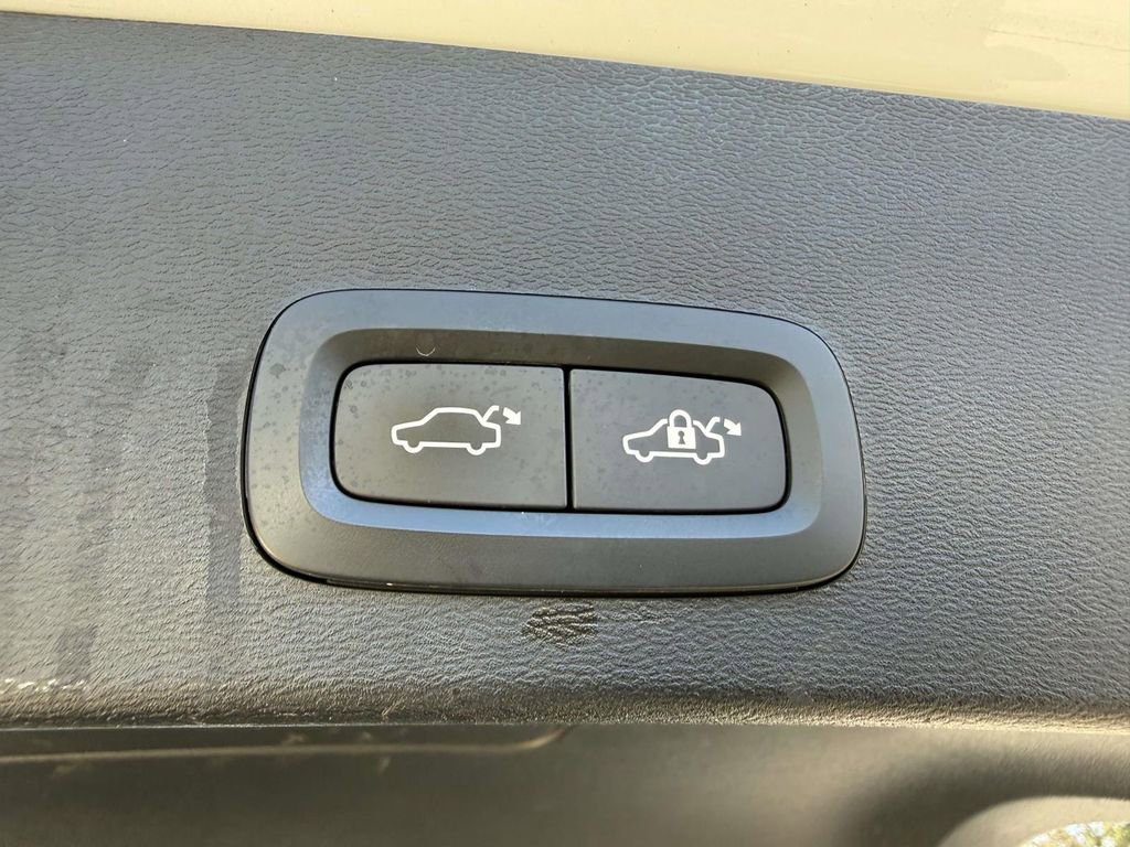 Used 2024 Volvo XC40 B5 Plus w/ Climate Package AWD/4WD image 17