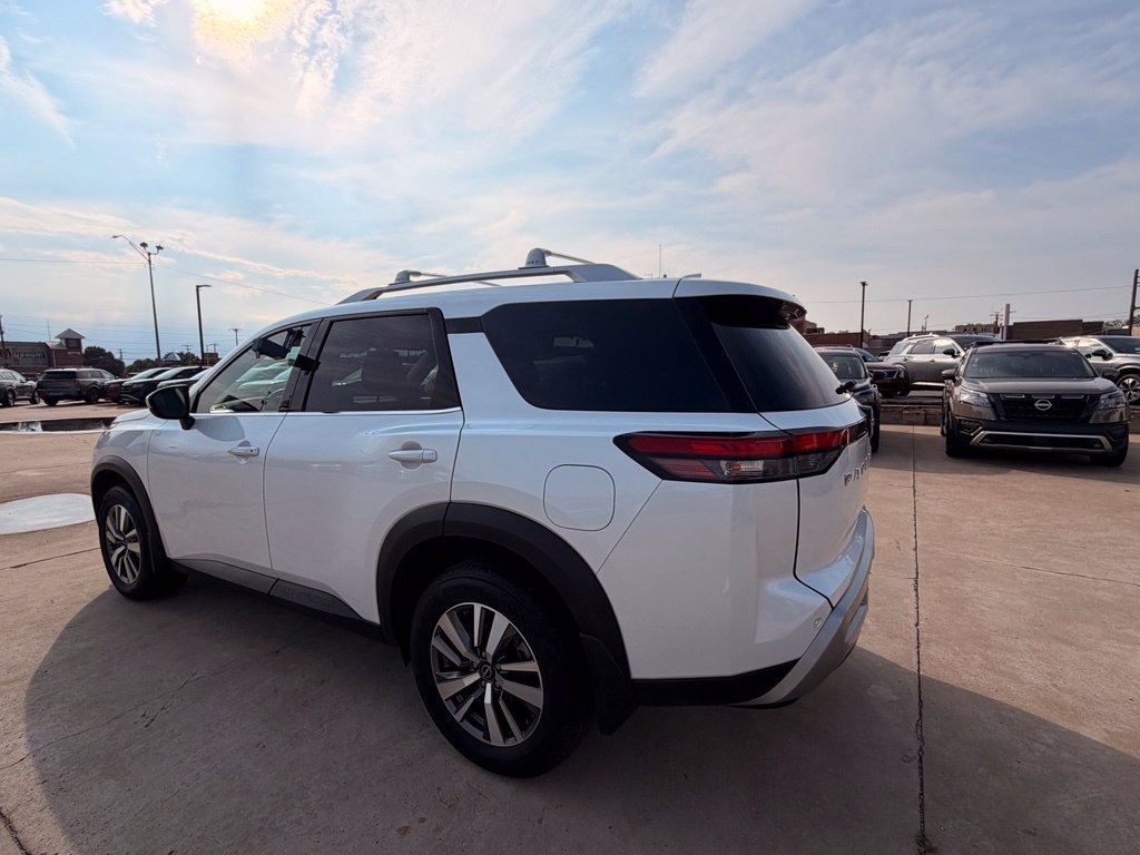 Certified 2025 Nissan Pathfinder SL FWD image 3
