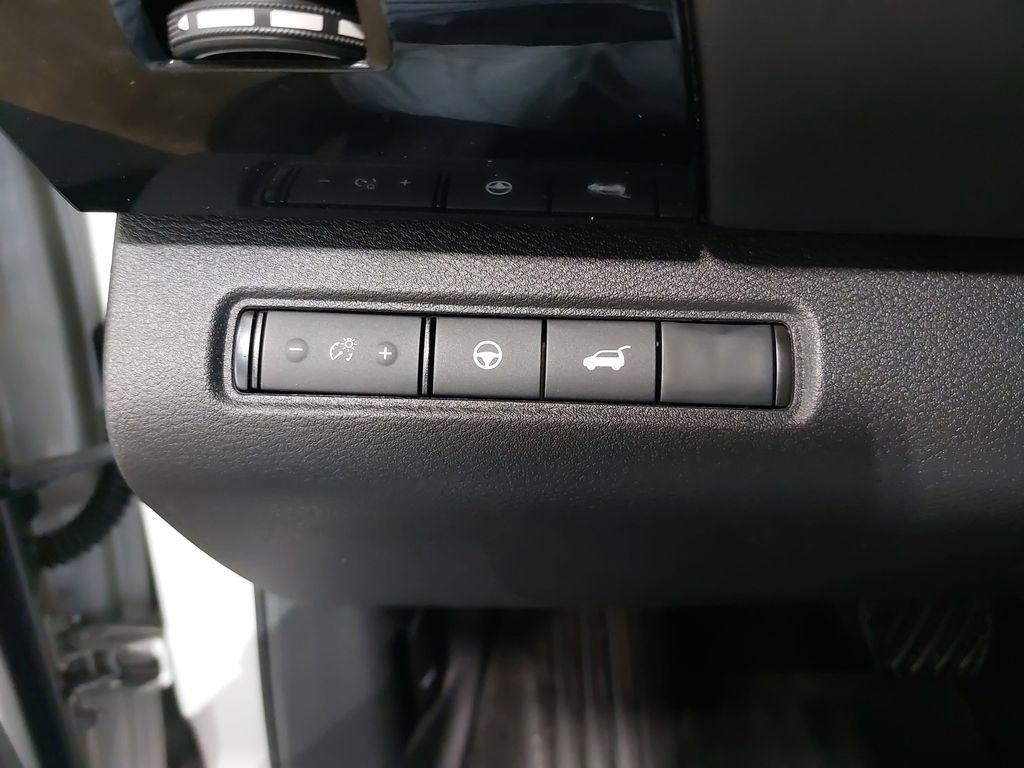 Used 2025 Nissan Pathfinder SV image 28