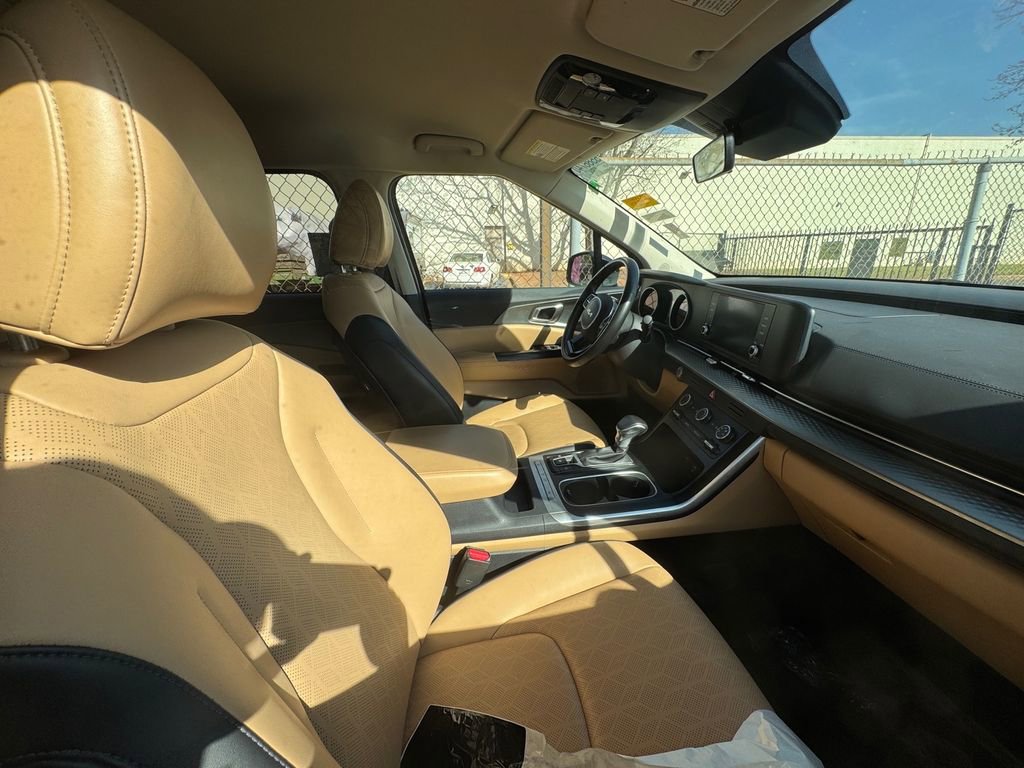 Certified 2024 Kia Carnival LX image 3